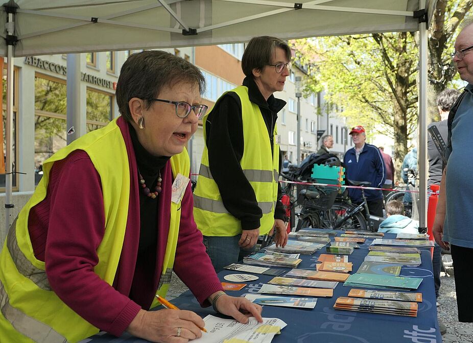 Am Infostand Zwei Frauen stehen am Infostand des ADFC und beraten Interessierte des Fahrradmarktes