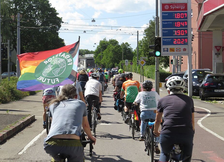 Vorfahrt für die Radfahrer Radfahr-Demonstranten fahren nebeneinander durch die Stadt.
