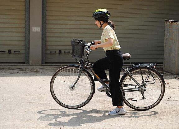 Frau steigt auf Fahrrad auf