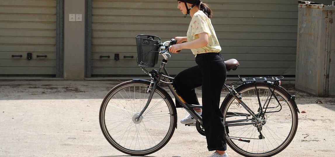 Frau steigt auf Fahrrad auf